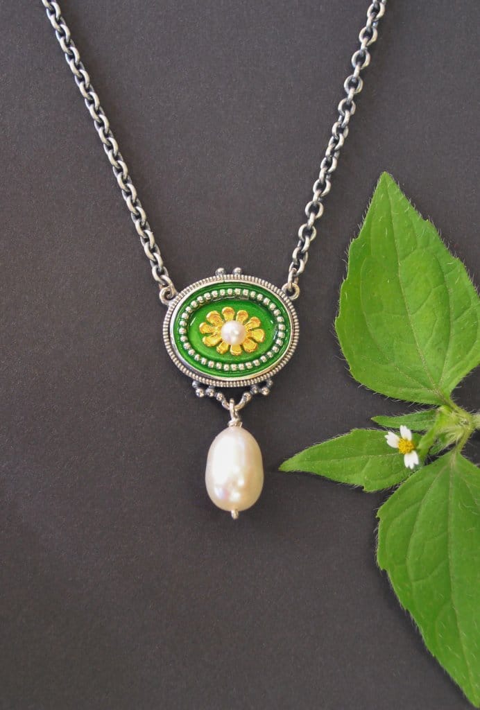 Silberkette mit wunderschönem Blumen Detail und Perlentropfen in unserem Online Shop