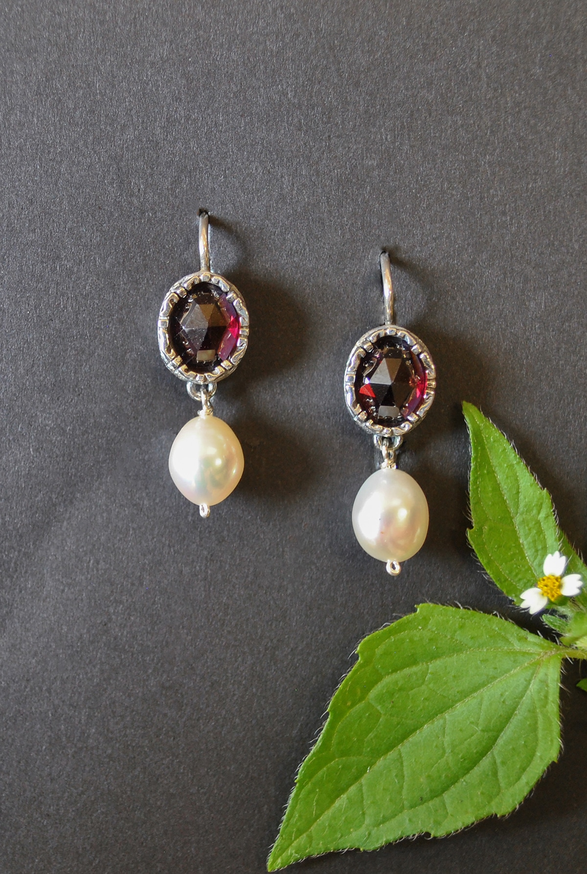 Silberne Ohrringe mit Granat und Perlen in Online Shop