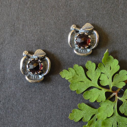 Kleine Dirndlschmuck Ohrringe in Blumenoptik und einem Granat