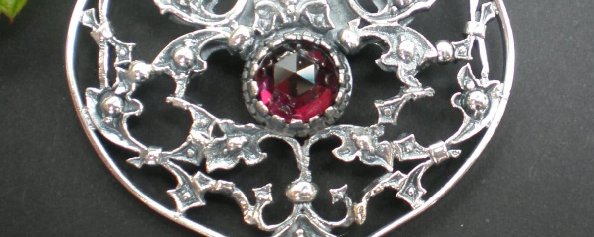 Steiner Kirtagherz aus SIlber mit Granat