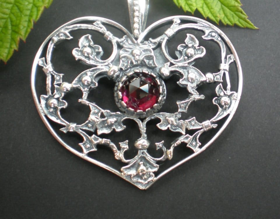 Steiner Kirtagherz aus SIlber mit Granat