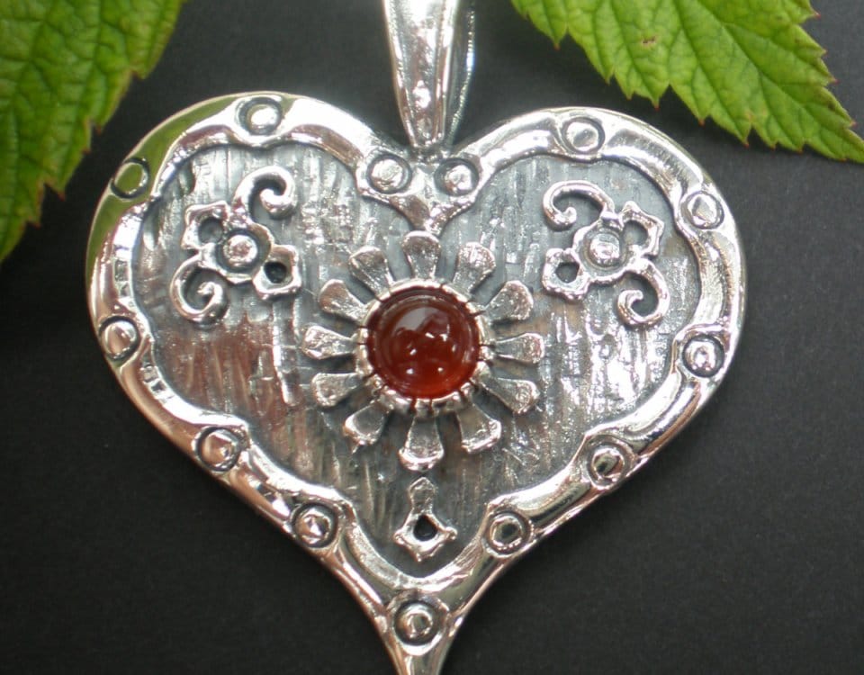 Schönes Silberherz im Lebkuchen Style und Karneol gefasst