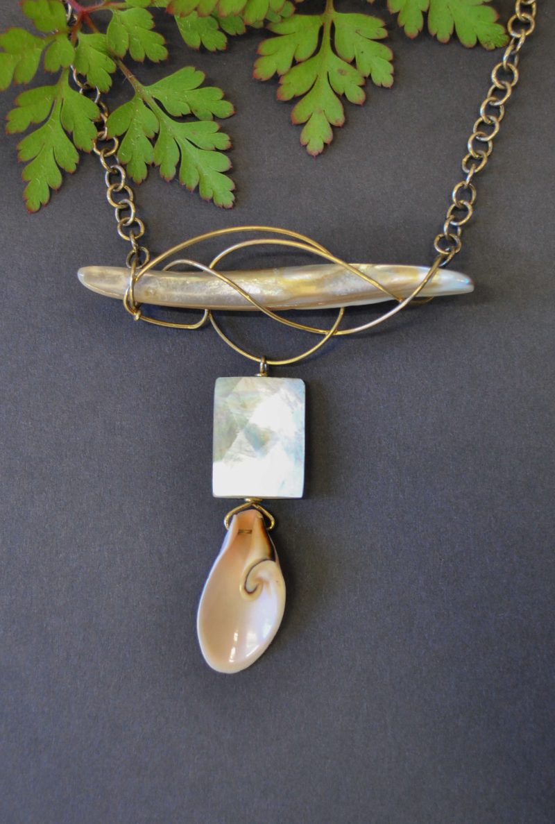 Unikaschmuck Halskette mit Muscheln und echten Schmucksteinen
