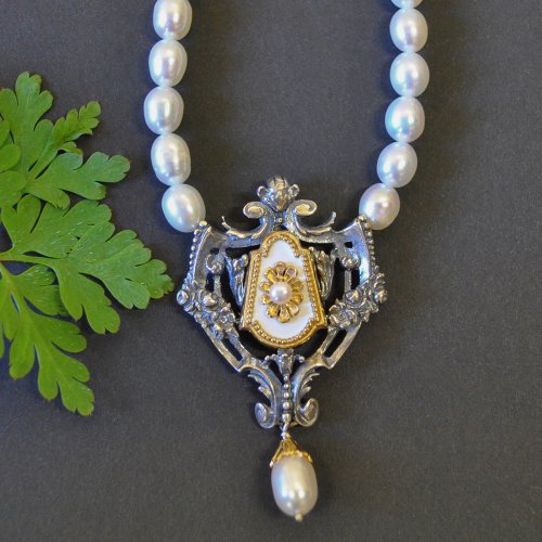 Perlenschmuck Trachtenschmuck - Schöne trachtige Perlenhalskette mit Silberschließe und weißen Motiv. Sehr elegant
