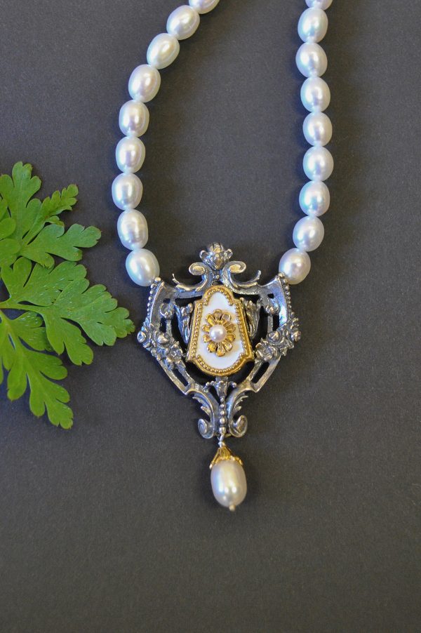 Perlenschmuck Trachtenschmuck - Schöne trachtige Perlenhalskette mit Silberschließe und weißen Motiv. Sehr elegant