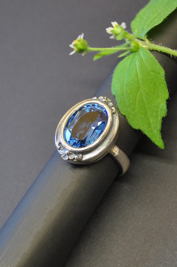Schöner Silberring mit großem blauem Spinell