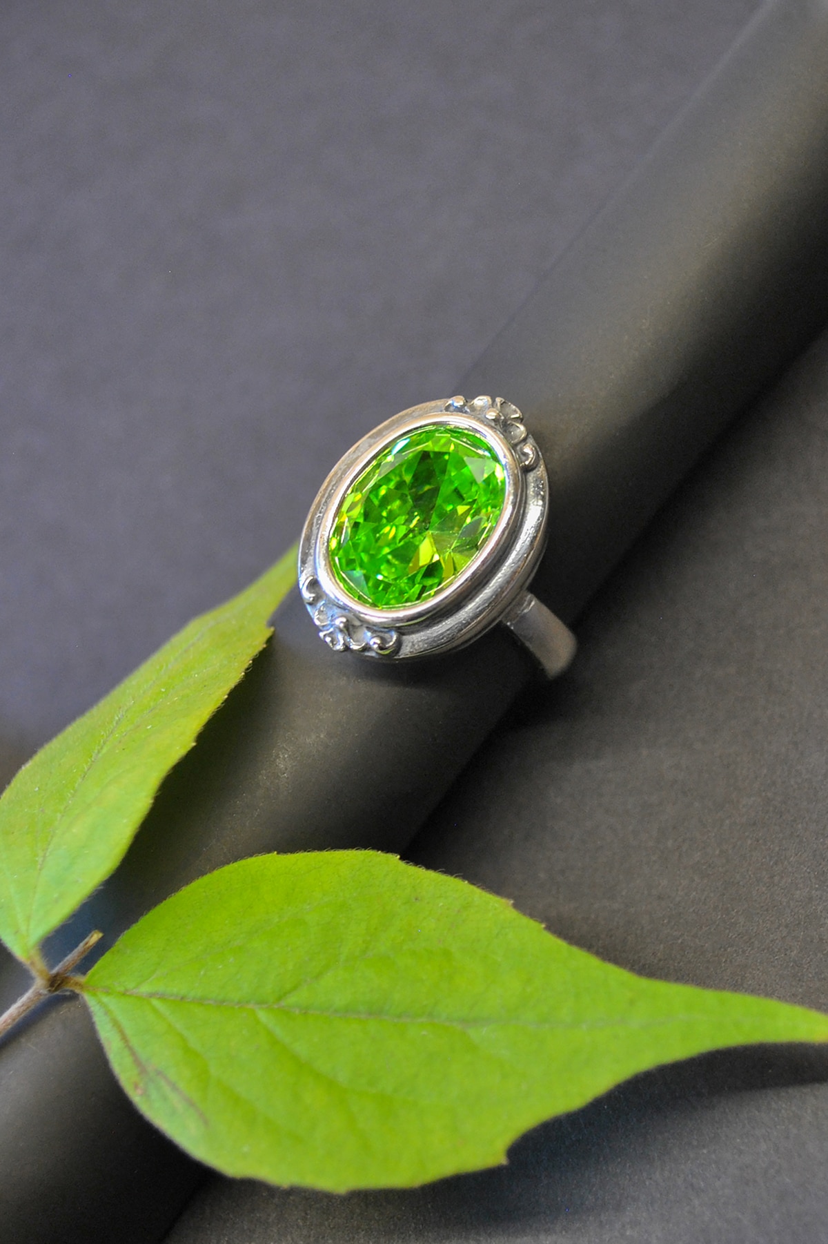 Schöner, moderner Trachtenschmuck Ring Christa in der Variante grüner Zirkonia