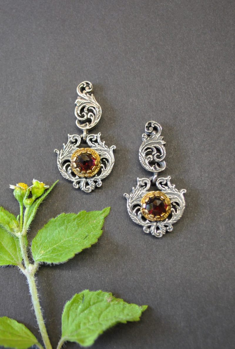 Klassischer Trachtenschmuck: Filigrane Ohrringe aus Silber mit Granat