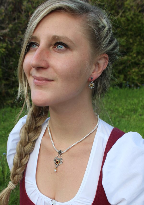 Trachtenschmuckset für Damen: Perlenkette und silberne Ohrringe Flora mit Granat