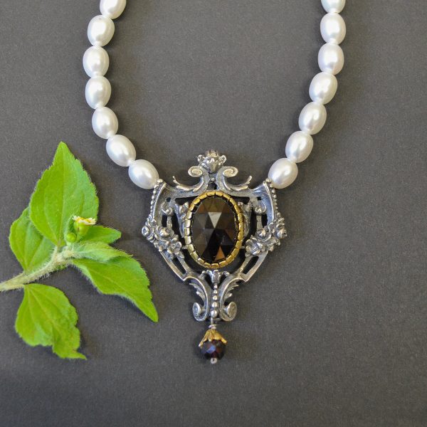 Dirndlschmuck Perlenkette mit Schließe aus Silber und Granat