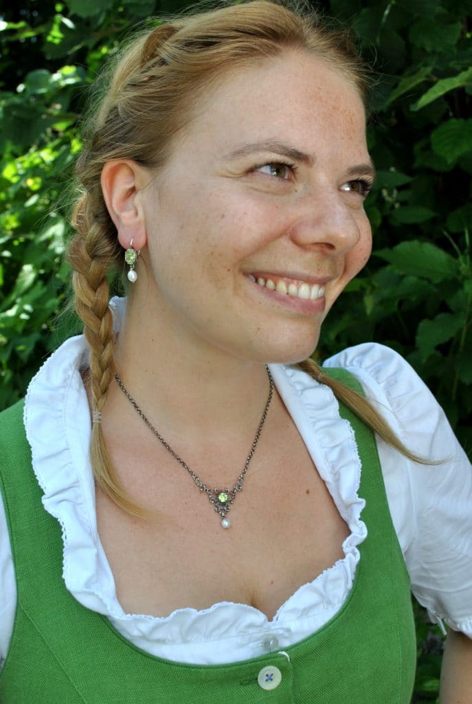 Moderne, zierliche Trachtenkette in Altsilber und grünem Zirkonia zum Dirndl getragen