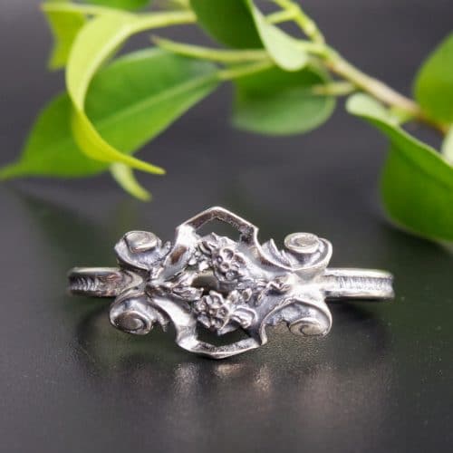 Silberner Bindelring mit kleinen Blumen verziert