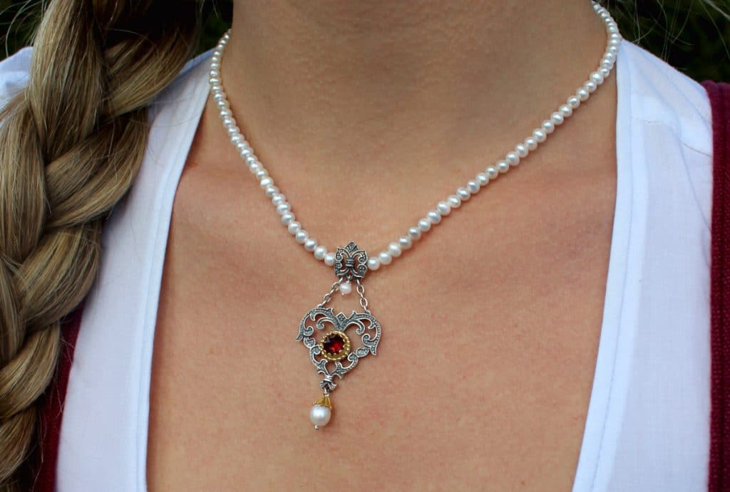 Trachtenkette mit Perlen , silbernen Herz und Granat