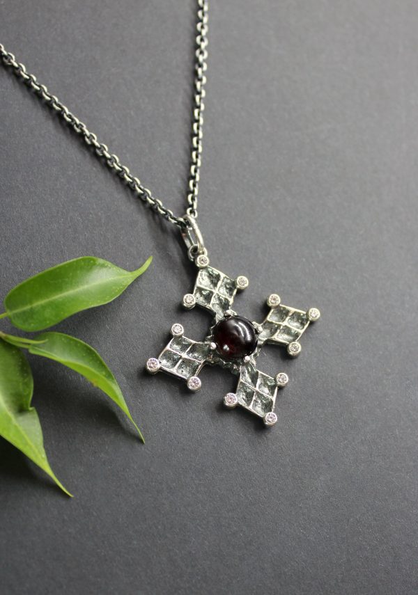 Trachtenschmuck Kette mit silbernen Kreuz Anhänger, gefasst mit Granat und kleinen Schmucksteinen aus Zirkonia