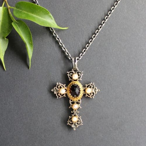 Trachten Kreuz Anhänger in Silber mit Perlen und Granat, angehängt an Silberkette