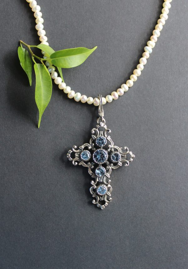 Trachtiger Anhänger Kreuz in Silber an Perlenkette