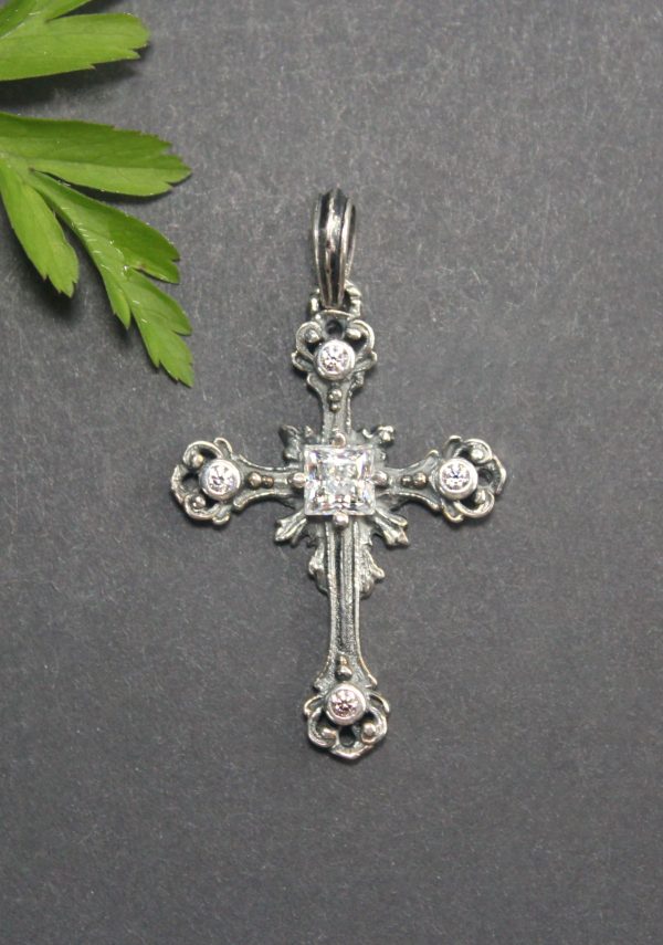 Silbernes Kreuz mit Bergkristall und Zirkonia