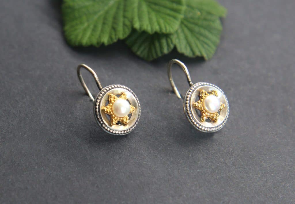 Trachtenschmuck für Damen: Runde, silberne Ohrringe mit Sternenauflage vergoldet und Perle