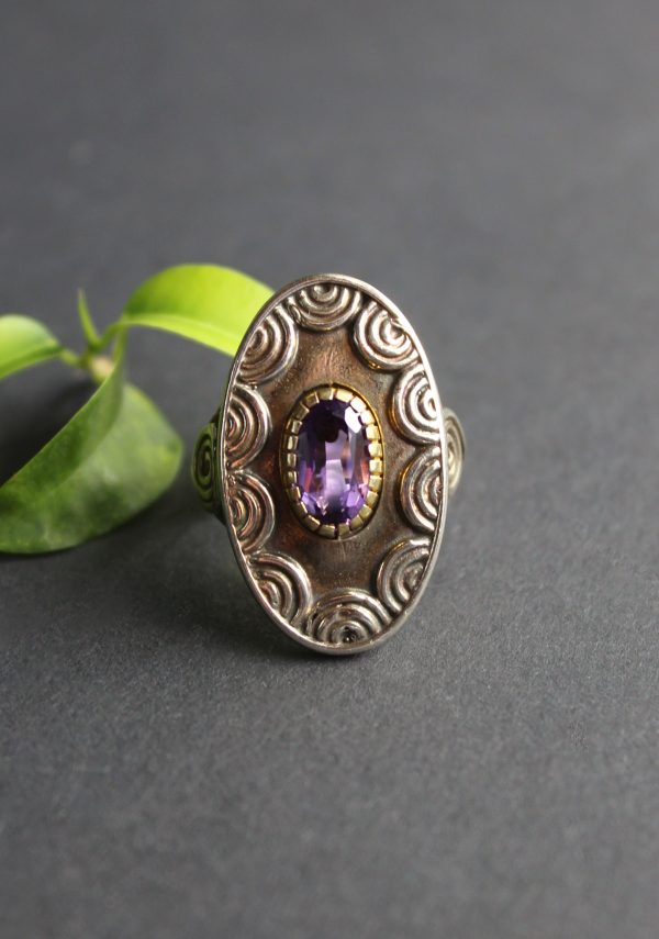 Silberner Trachtenschmuck Ring mit Amethyst in silber-vergoldeter Fassung