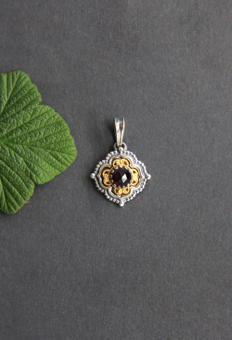 Kleiner Dirndlschmuck Anhänger in Silber und Granat gefasst
