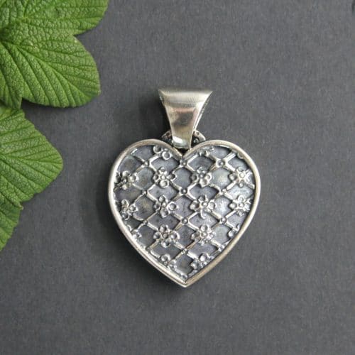 Dirndlschmuck: Herz Anhänger in Silber und kleinen Blumen