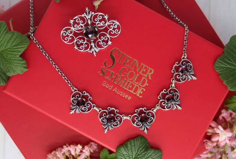 Trachtenschmuck verschenken: Collier und Brosche Berta in Silber und Granat