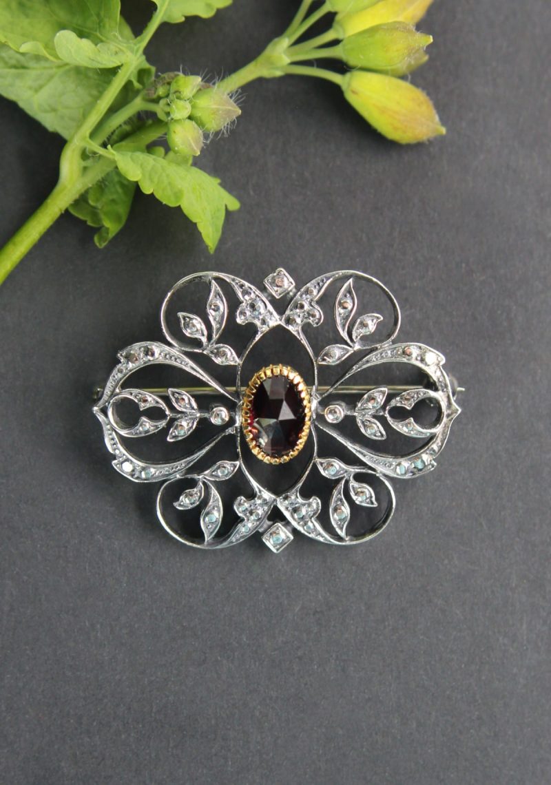 Trachtige, silberne Brosche mit vielen kleinen blumigen Details