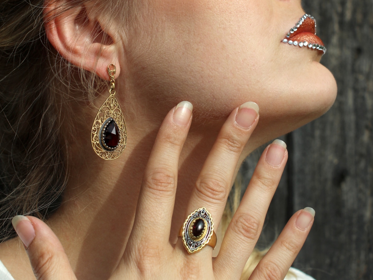 Vergoldeter Trachtenschmuck: Ohrringe und Ring Fiona