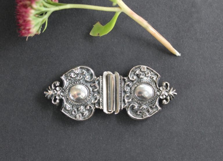 Dirndlschließe in Silber mit klassischen, trachtigen Ornamenten