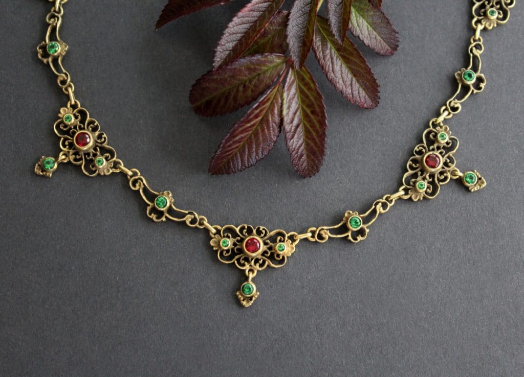 Trachten Vollcollier Viktoria in Altsilber vergoldet, Alpinite und synthetische Rubine zieren den Trachtenschmuck