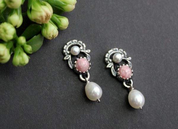 Rosa Trachtenschmuck: Ohrringe Jutta in Silber mit Perlen und Rhodochrosit