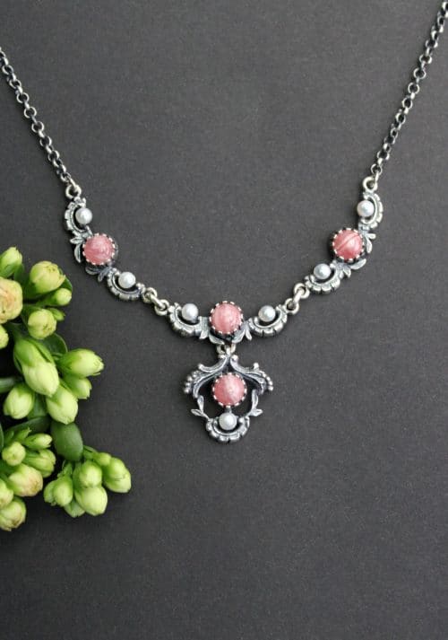 Trachtenkette Damen rosa: silberne Halskette mit Perlen und Rhodochrosit