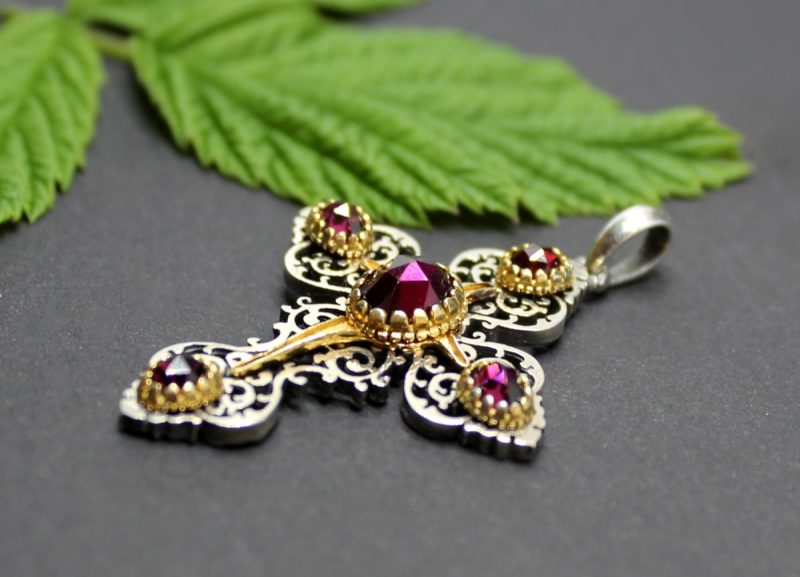Trachtenschmuck Kreuz Anhänger Susi mit wunderschönen Edelsteinen in Granat