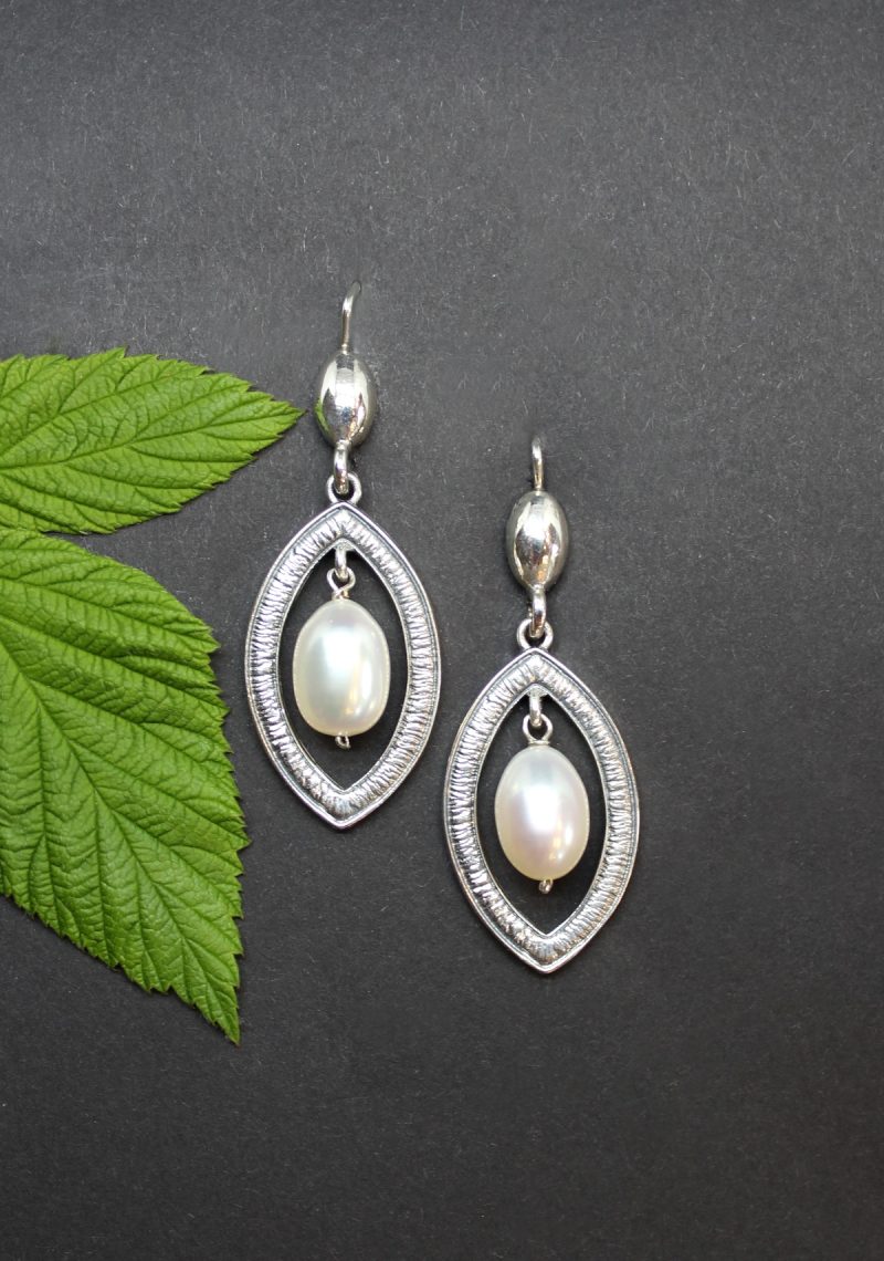 Moderne, längliche Ohrringe in Silber mit mittigem Perltropfen