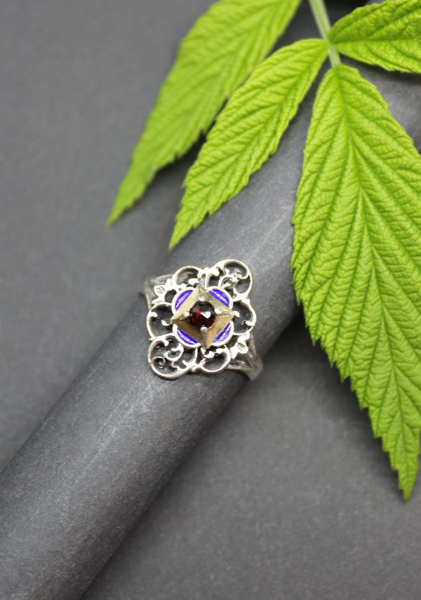 Tradtioneller Trachtenschmuck Silberring mit blauem Emaille und Granat gefasst