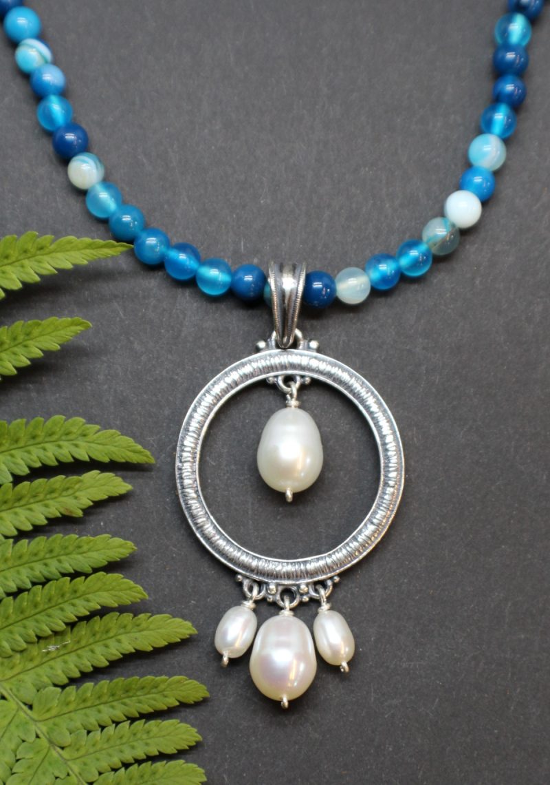 Moderner Trachtenschmuck Anhänger in Silber an blauer Achatkette