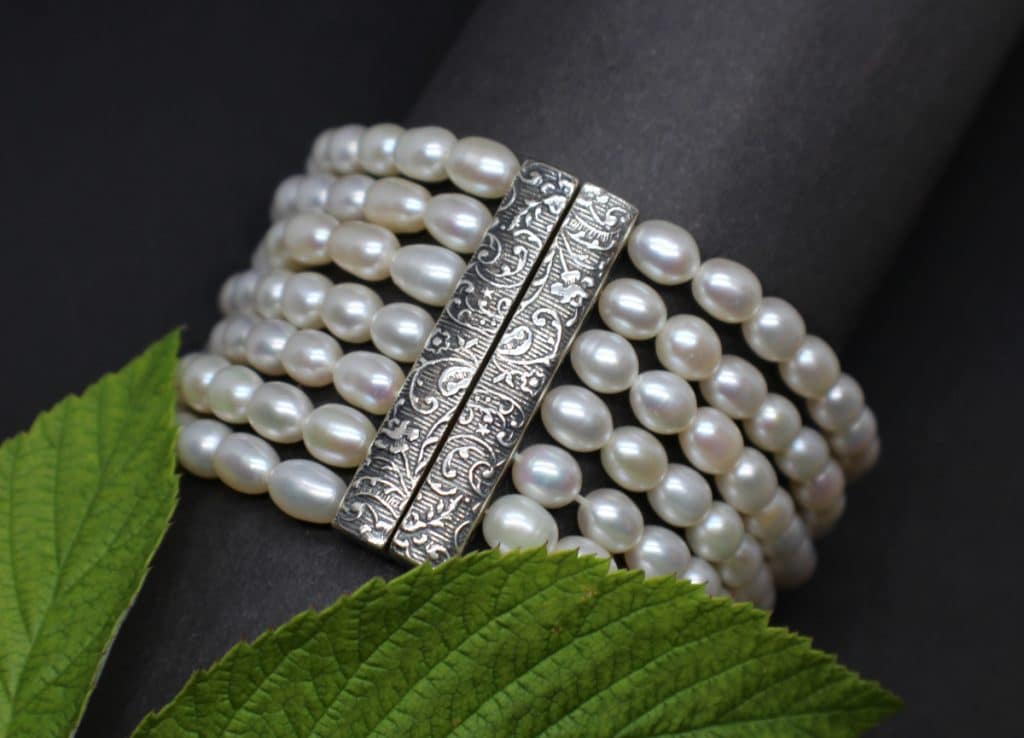 7 reihiges Trachtenschmuck Armband mit silberner Schließe und Perlen gefädelt