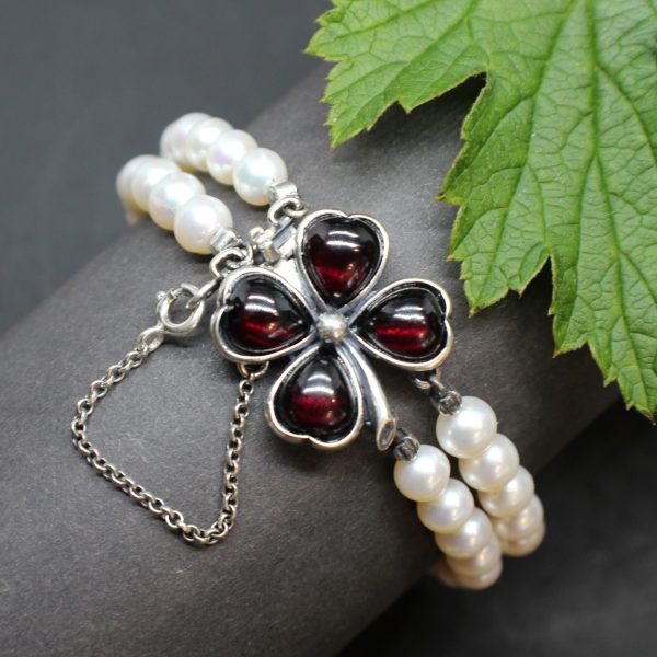 Elegantes Trachtenschmuck Armband aus Perlen, es wird mit einer silbernen Federschließe in Form eines Kleeblatts geöffnet und geschlossen