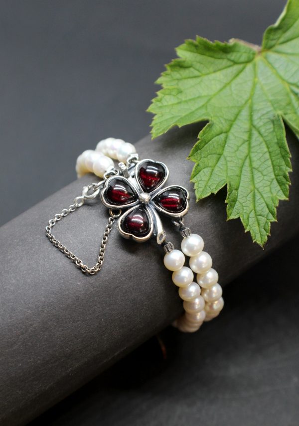 Trachtenschmuck Perlenarmband mit Kleeblatt Federschließe gefasst mit Granatsteinen
