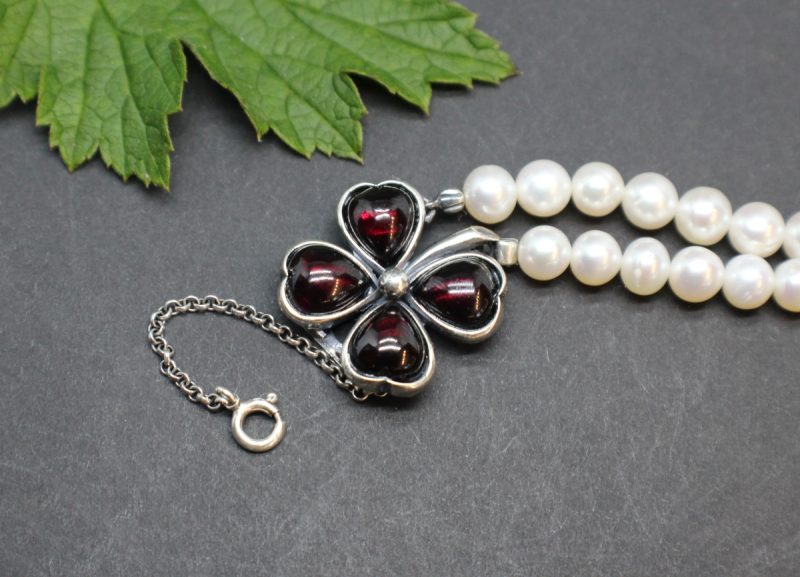 Modernes Trachtenschmuck Perlenarmband in Form eines Kleeblatts