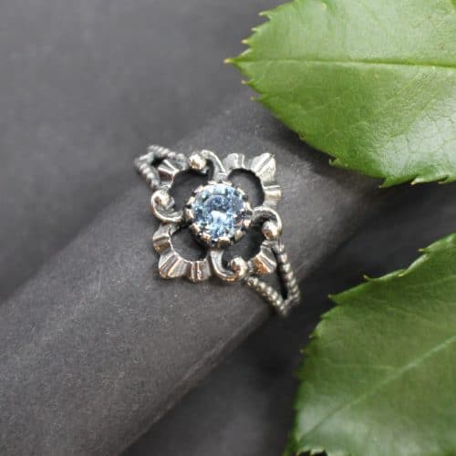 Trachtenschmuck Ring für Damen in Silber mit hellblauem Edelstein gefasst