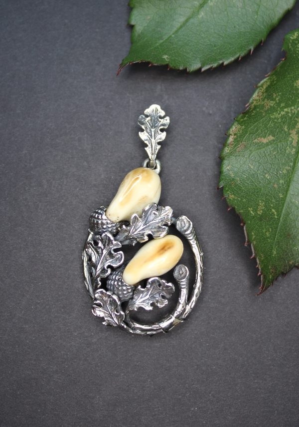 Klassischer Grandlschmuck Anhänger mit einem Paar Hirschgrandln