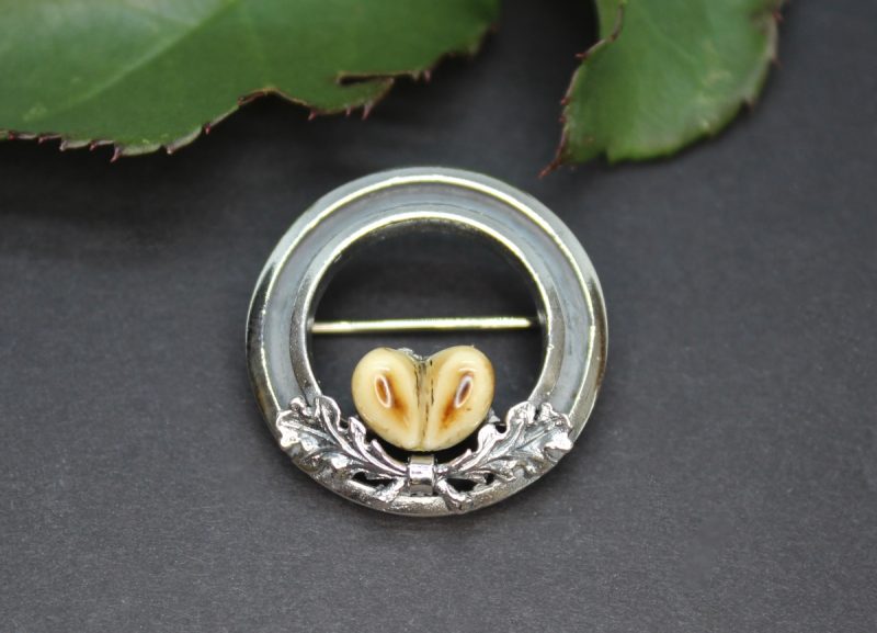 Grandlschmuck Hutnadel in Silber mit einem Paar Grandln