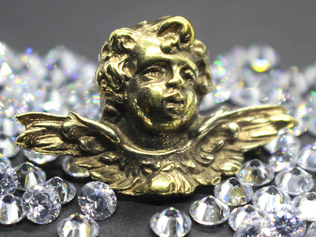 Weihnachten 2020, altvergoldetes Engerl auf Cubic Zirkonia