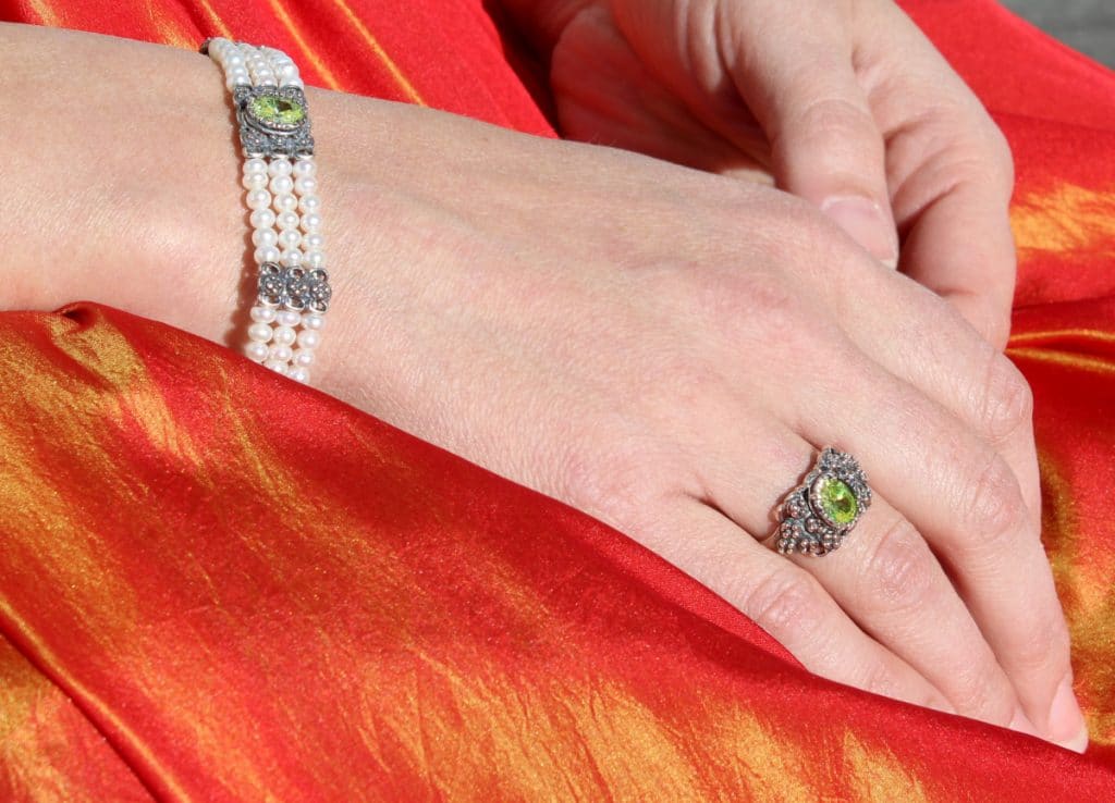 Grüner Trachtenschmuck zum Dirndl: 3-reihiges Perlenarmband und Silberring gefasst mit grünem Cubic Zirkonia