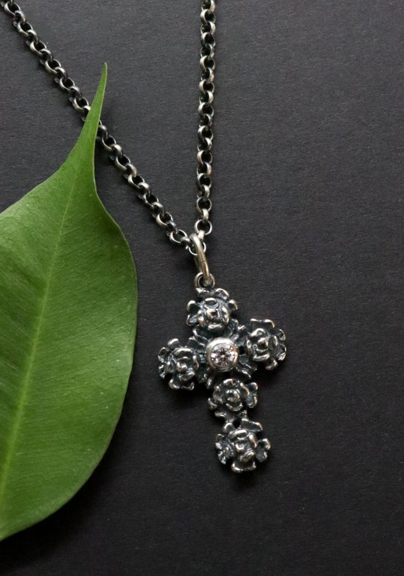Trachtenschmuck Halskette in Silber mit blumigen Kreuzanhänger, Zirkonia