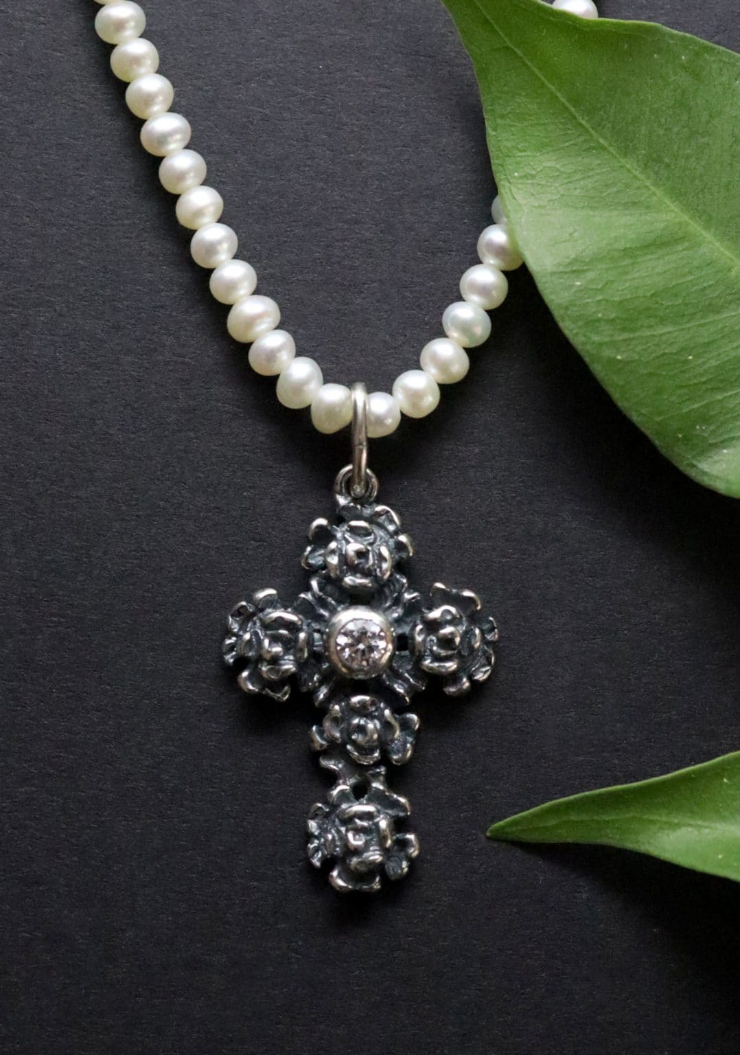 Trachtenkette Damen: Perlenkette mit silbernen Schmuckanhänger