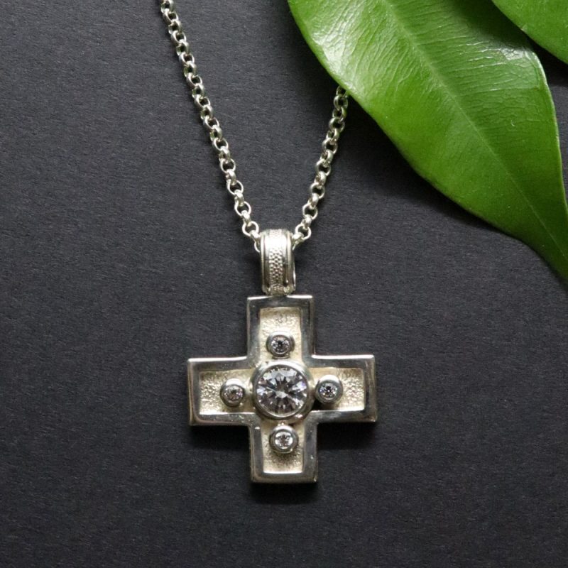 Silberner Kreuzanhänger mit passender Halskette für Damen