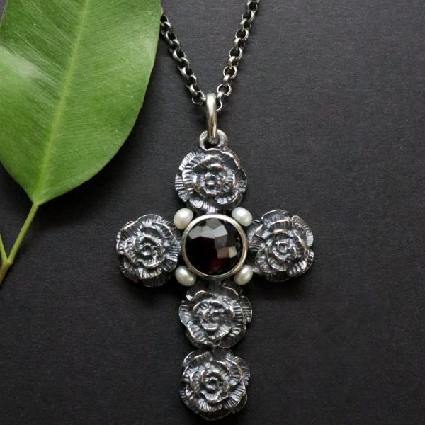 Trachtenschmuck Kreuzanhänger in Silber und blumigen Details. Granat und Perlen zieren den schönen Schmuckanhänger